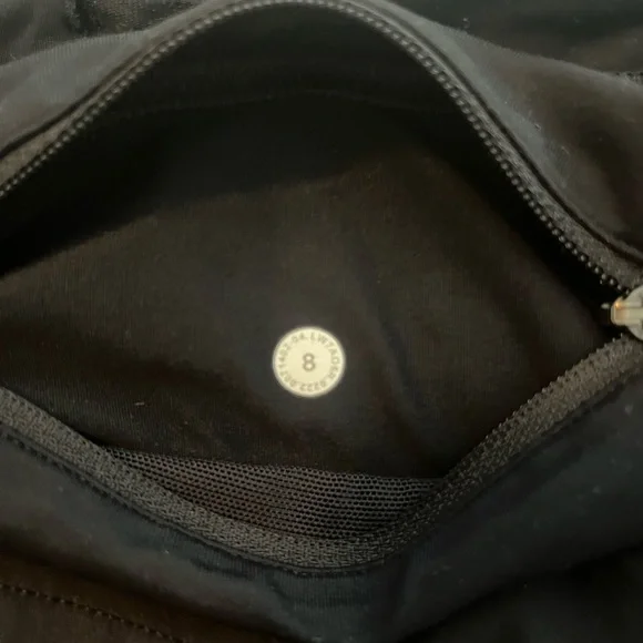 Lululemon size 8 speed up low rise 2.5 inseam BLACK - Picture 3 of 4